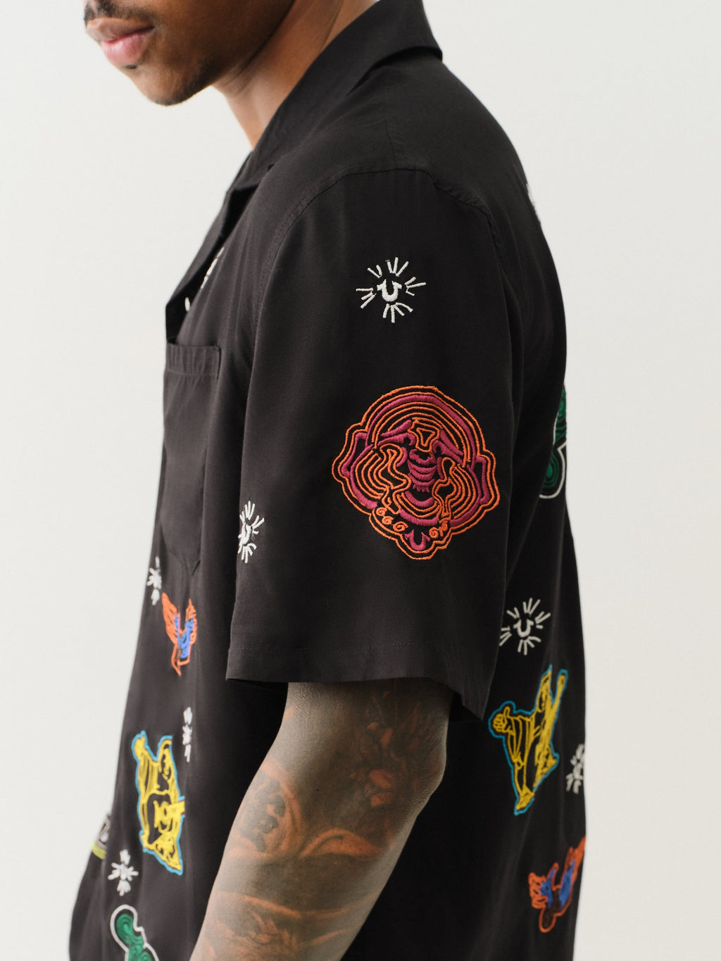 True Religion Ss Camp Shirt Allover Embro Blk Green Yellow