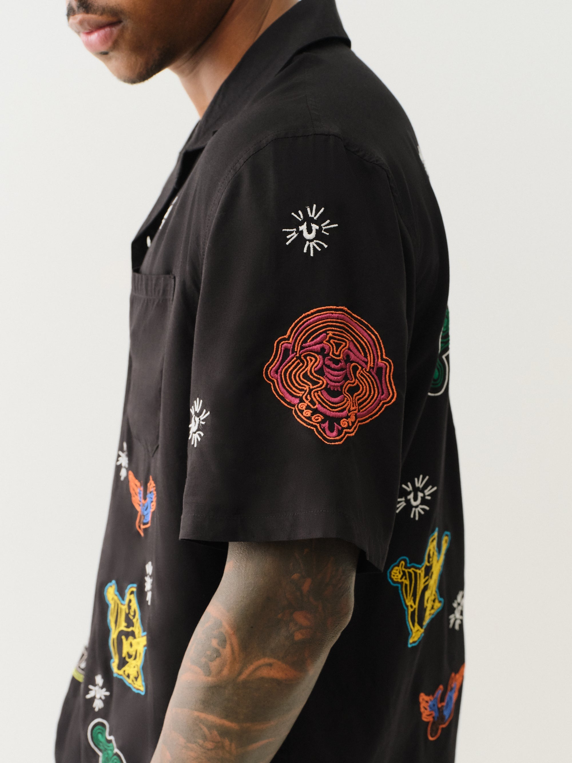 True Religion Ss Camp Shirt Allover Embro Blk Green Yellow